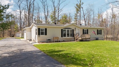 Extremely well maintained & immaculate 3 bed 2 bath home with - photo 3
