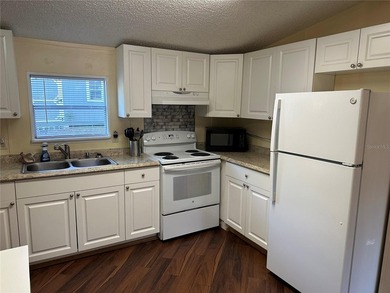 Discover the perfect blend of comfort, privacy, and true Florida - photo 6
