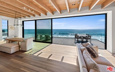 Beautiful, turnkey beachfront retreat in the coveted Malibu Road - photo 2