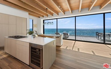 Beautiful, turnkey beachfront retreat in the coveted Malibu Road - photo 3