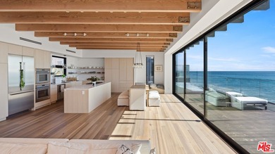 Beautiful, turnkey beachfront retreat in the coveted Malibu Road - photo 4