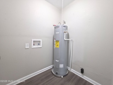 Welcome Home to this 3 bedrooms 2 baths newly renovated home in - photo 18