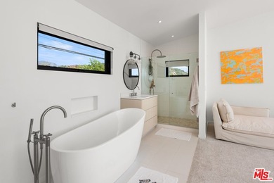 Beautiful, turnkey beachfront retreat in the coveted Malibu Road - photo 10