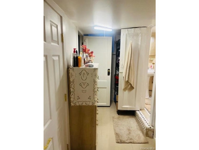 Fully renovated, Semi attached, brick. Close to shopping and - photo 2