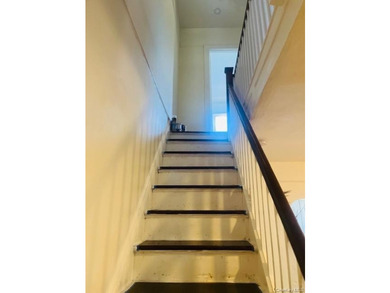 Fully renovated, Semi attached, brick. Close to shopping and - photo 3