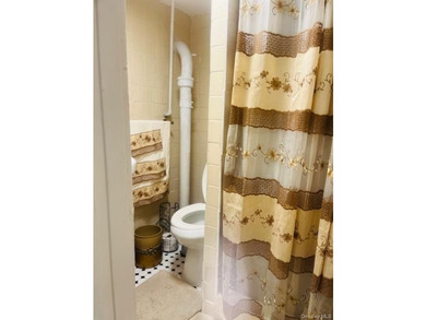 Fully renovated, Semi attached, brick. Close to shopping and - photo 7