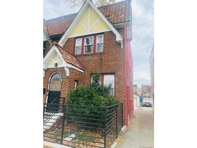 Fully renovated, Semi attached, brick. Close to shopping and - photo 8