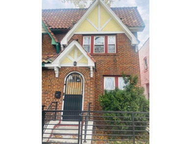 Fully renovated, Semi attached, brick. Close to shopping and - photo 9