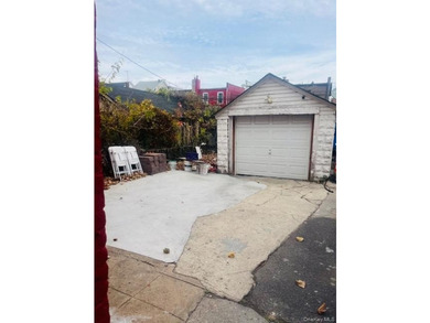 Fully renovated, Semi attached, brick. Close to shopping and - photo 10