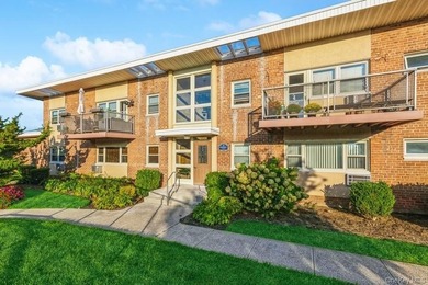 (private lake, pond, coastal) Home For Sale in Oceanside New York