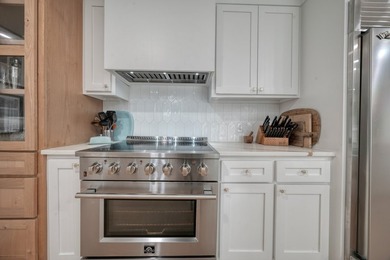 COMPLETELY RENOVATED & MOVE-IN READY! This stunning 3 bedroom, 2 - photo 11