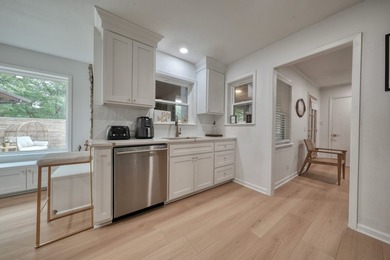 COMPLETELY RENOVATED & MOVE-IN READY! This stunning 3 bedroom, 2 - photo 12