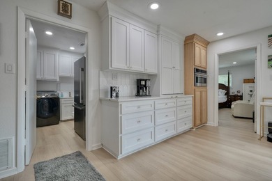 COMPLETELY RENOVATED & MOVE-IN READY! This stunning 3 bedroom, 2 - photo 14