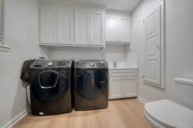 COMPLETELY RENOVATED & MOVE-IN READY! This stunning 3 bedroom, 2 - photo 15