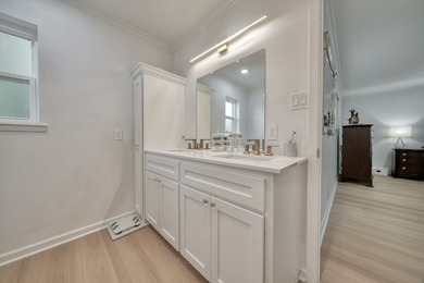 COMPLETELY RENOVATED & MOVE-IN READY! This stunning 3 bedroom, 2 - photo 34