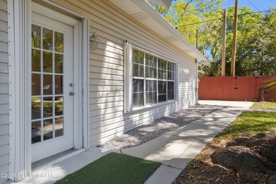 Located just blocks from the courthouse in the heart of downtown - photo 23