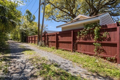 Located just blocks from the courthouse in the heart of downtown - photo 34