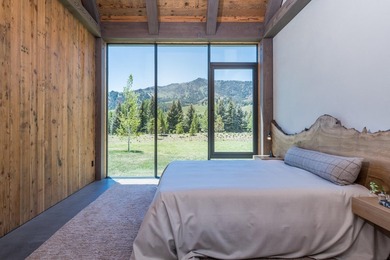 This bespoke dwelling is simple, authentic, and elegantly - photo 25