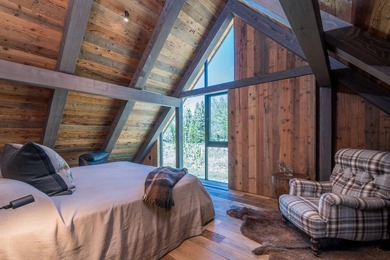 This bespoke dwelling is simple, authentic, and elegantly - photo 32
