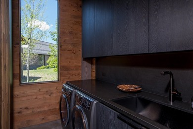 This bespoke dwelling is simple, authentic, and elegantly - photo 36