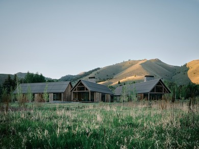 This bespoke dwelling is simple, authentic, and elegantly - photo 40