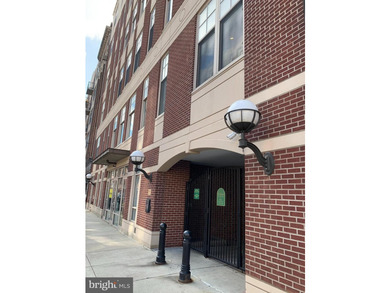 Rare 3 bedroom / 2 bedroom + den ground floor condominium rental - photo 1
