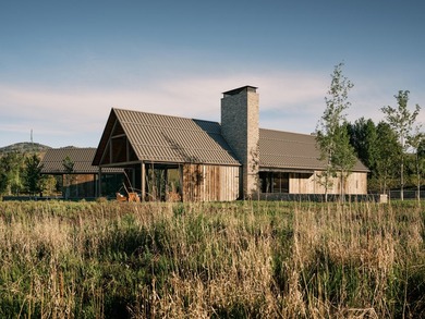 This bespoke dwelling is simple, authentic, and elegantly - photo 50