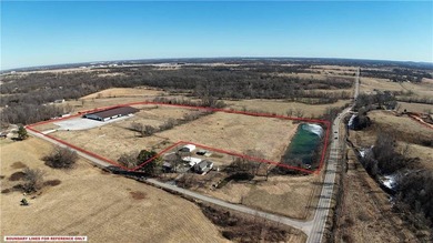 Exceptional equestrian property featuring a 49,466 SF enclosed - photo 31