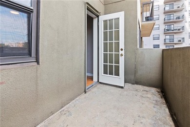 MOTIVATED SELLER!! PERFECT BLEND OF URBAN LIVING AND CONVENIENCE