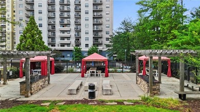 MOTIVATED SELLER!! PERFECT BLEND OF URBAN LIVING AND CONVENIENCE