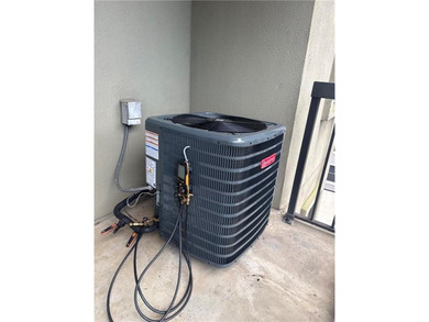 MOTIVATED SELLER!! PERFECT BLEND OF URBAN LIVING AND CONVENIENCE