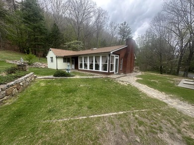 An extremely well maintained brick and vinyl sided three bedroom - photo 3