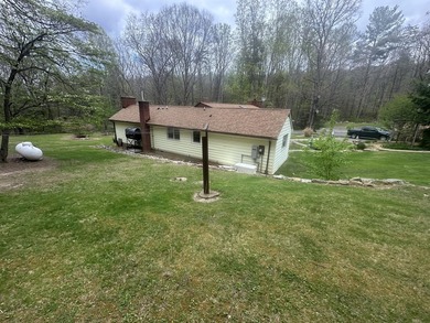 An extremely well maintained brick and vinyl sided three bedroom - photo 4