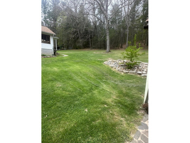 An extremely well maintained brick and vinyl sided three bedroom - photo 8