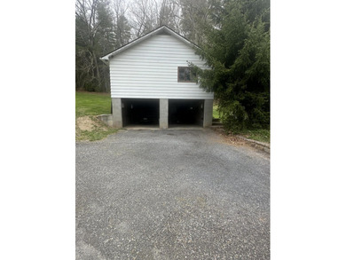 An extremely well maintained brick and vinyl sided three bedroom - photo 9