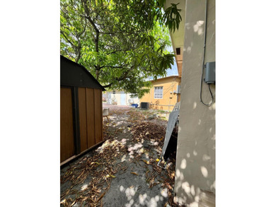 Fantastic investment opportunity or future primary residence! - photo 1