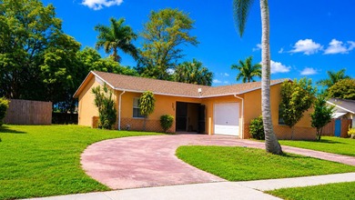 Priced below appraised value for a quick sale, this is a rare - photo 2