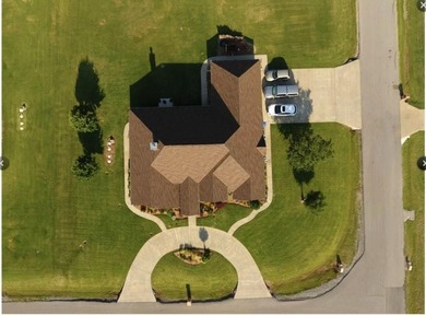 Welcome home to this beautifully maintained custom-built home - photo 5