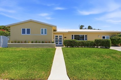 Beautifully updated, move-in-ready coastal retreat just minutes - photo 1