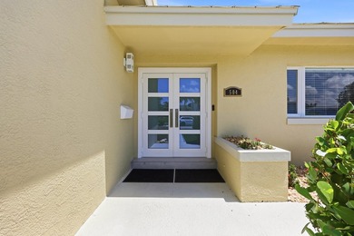 Beautifully updated, move-in-ready coastal retreat just minutes - photo 2