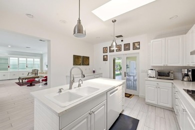 Beautifully updated, move-in-ready coastal retreat just minutes - photo 4
