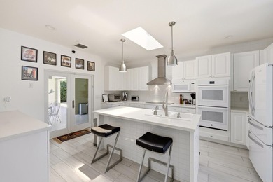 Beautifully updated, move-in-ready coastal retreat just minutes - photo 5