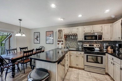 3 LEVELS Turnkey home......Beautiful End unit, 4 bedroom, 3 bath - photo 6
