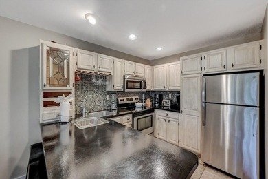 3 LEVELS Turnkey home......Beautiful End unit, 4 bedroom, 3 bath - photo 7