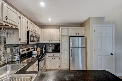 3 LEVELS Turnkey home......Beautiful End unit, 4 bedroom, 3 bath - photo 8