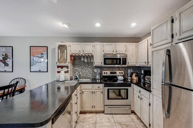 3 LEVELS Turnkey home......Beautiful End unit, 4 bedroom, 3 bath - photo 9