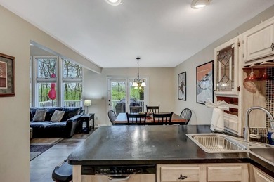 3 LEVELS Turnkey home......Beautiful End unit, 4 bedroom, 3 bath - photo 10
