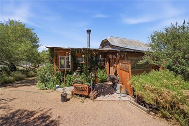 THIS HOME IS A LITTLE OASIS IN THE MIDDLE OF KINGMAN, IT IS - photo 1