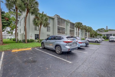 Beautifully upgraded corner unit with stunning lake views from - photo 2