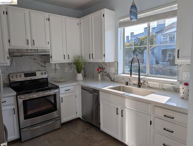 Awesome waterfront 1st floor newly Renovated Condo with a sunny - photo 5